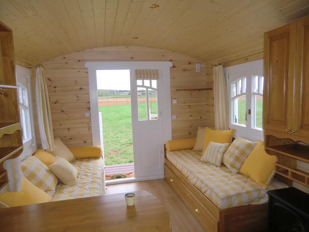 Les Roulottes-Gites De La Ferme De L'Autruche Dromoise Livron-sur-Drôme Kamer foto